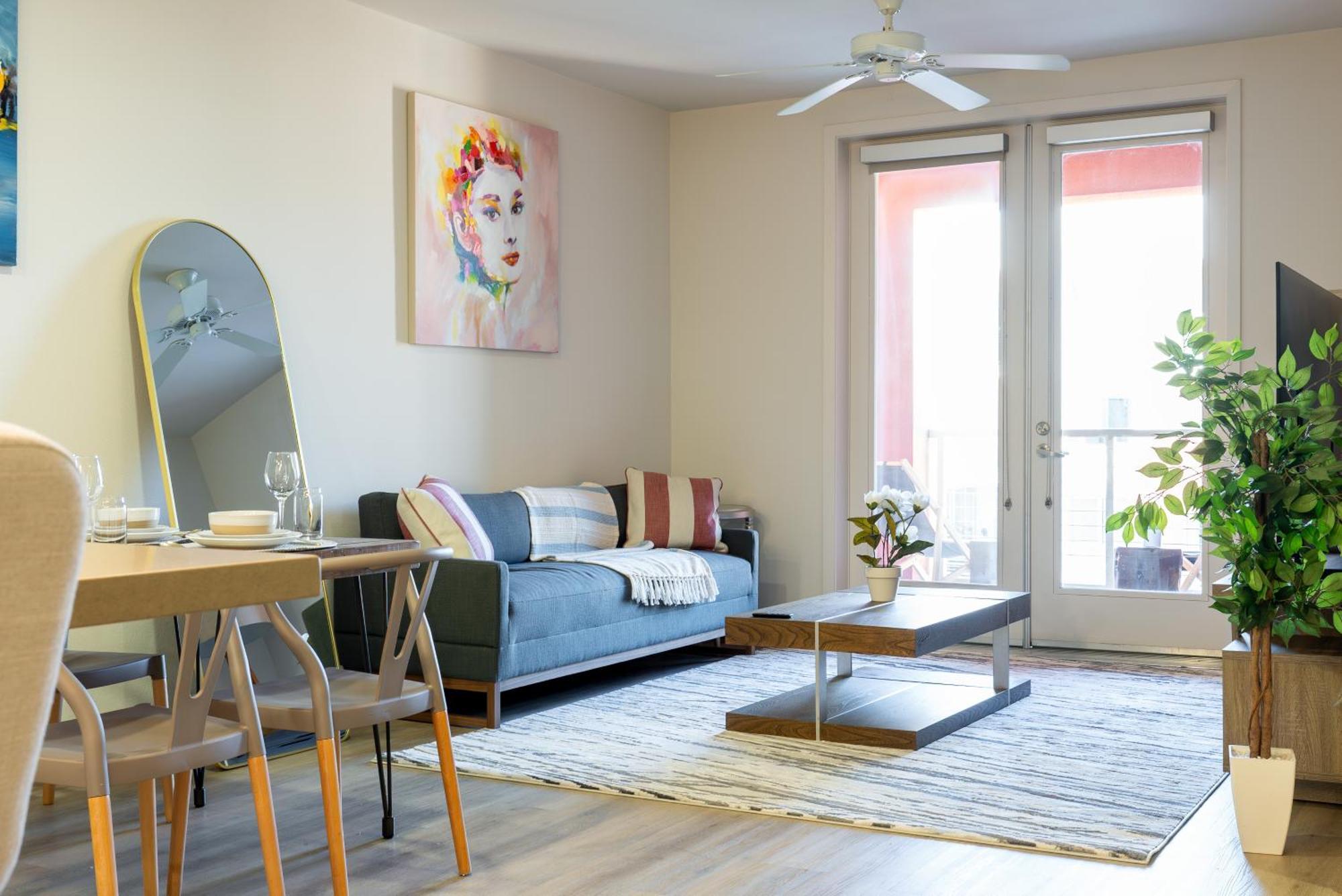 Charming Luxury With Hollywood Sign View Apartment